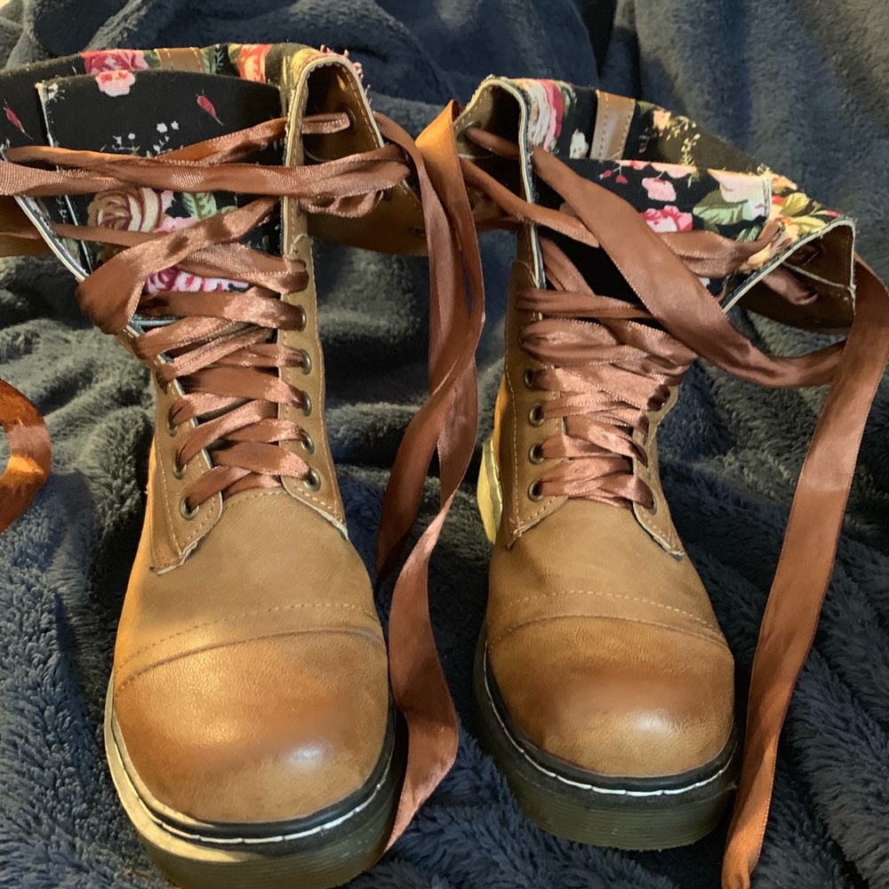 Brown floral boots. Size 6/7